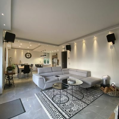 Salon moderne dans une maison entièrement rénovée